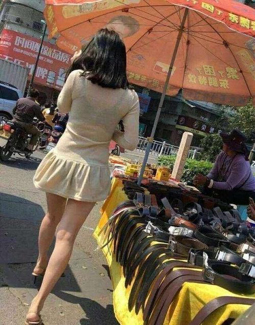 街拍：穿透视紧身裙的辣妈，好身材挡不住