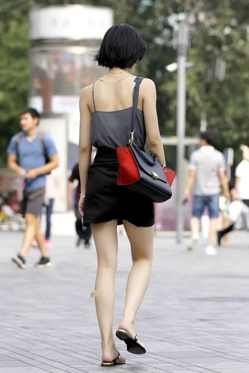 气质小姐姐火辣穿着大秀好身材，丰腴的身材