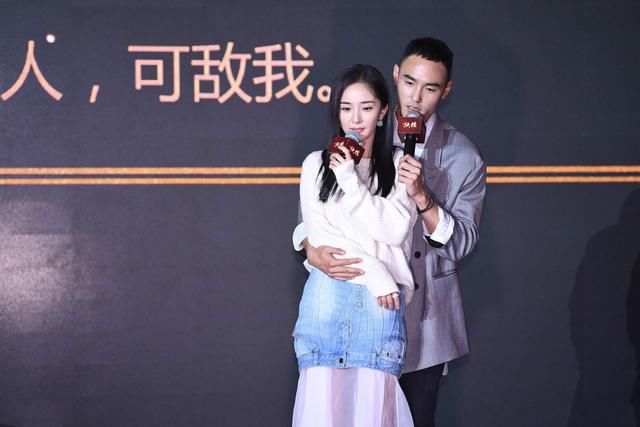 杨幂真时尚,连衣裙怎么看都是麻袋改的!