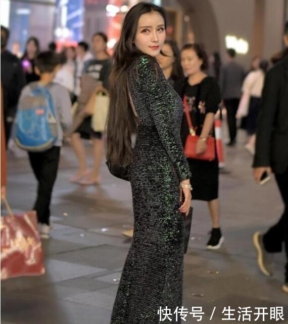  『露脐』时尚街拍，灰色的露脐紧身T恤衫，走路自带气质，养眼又好看
