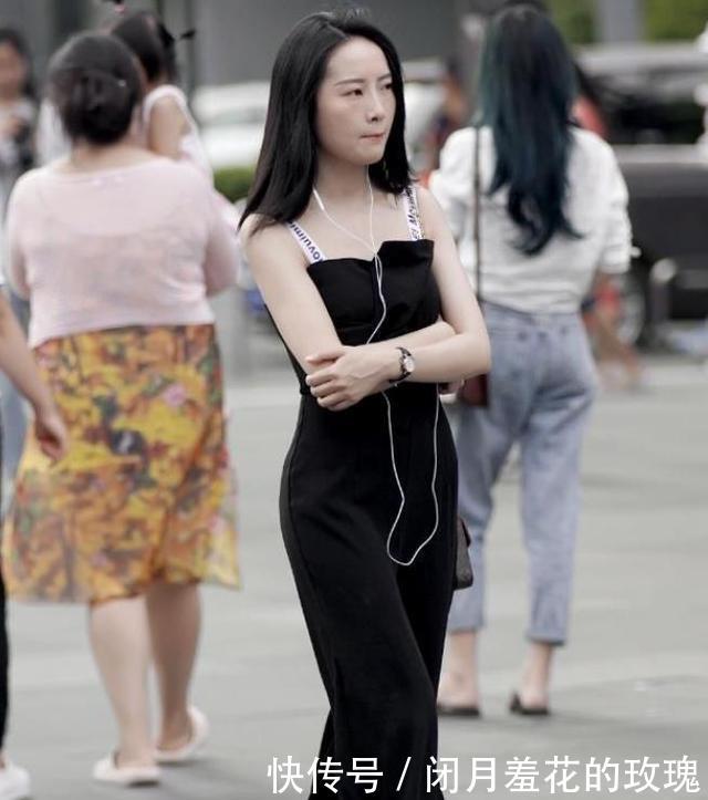 『长袖』街拍长发飘飘的美女,一件浅粉色的长袖连衣裙,时尚靓丽女人味!