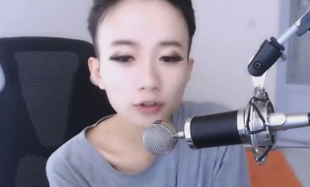 男子直播化妆,网友看他一点点化成女生,最后妆容让人不淡定了