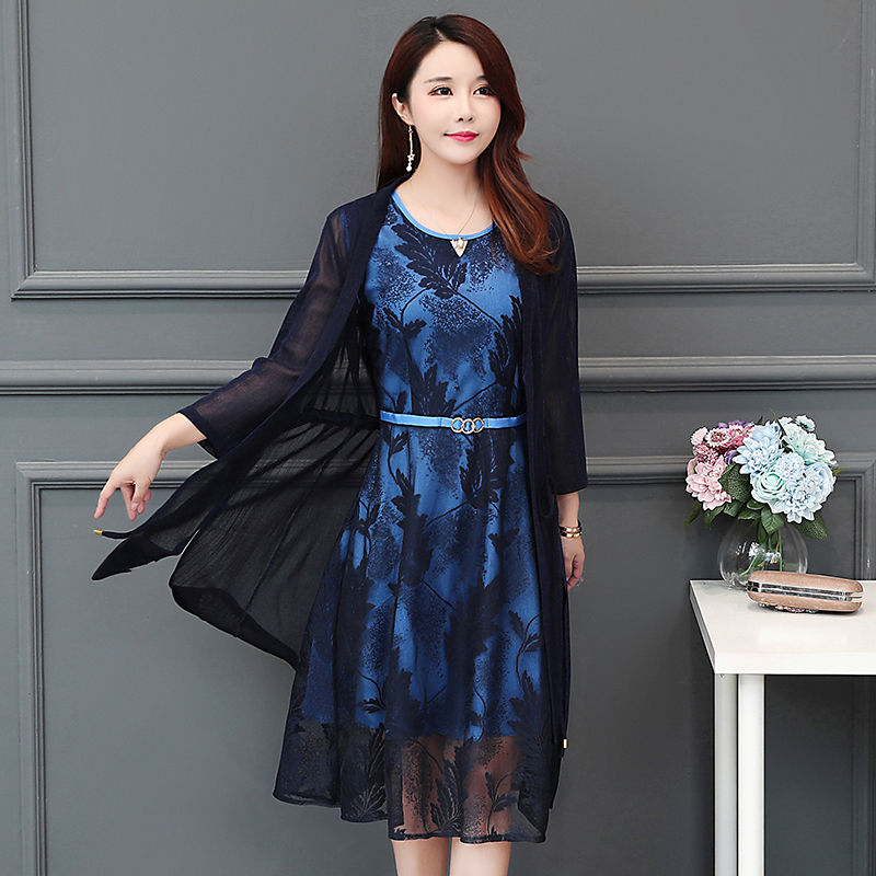 还没有到60，别穿妈妈装!洋气又耐看的“减龄装”，美嫩像朵花