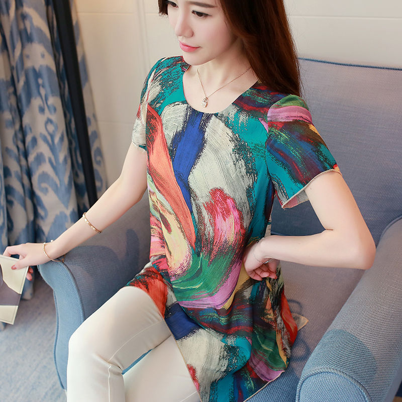 辣妹子喜欢这样穿，不但前凸后翘身材火辣，还洋气减龄妩媚动人