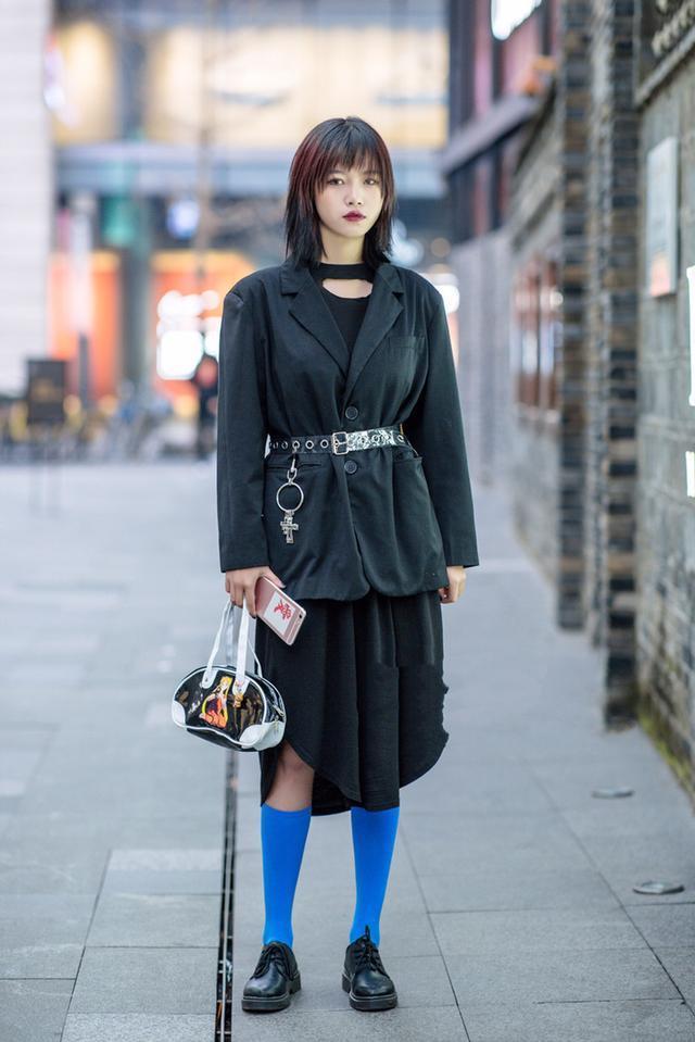  「小美女」街拍：小美女身穿复古风的上衣配上九分裤，简约明亮就这么随性