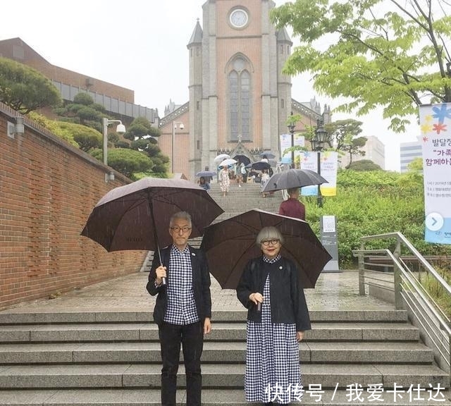  条纹格■日本这一对老年夫妇的“时尚穿搭”素雅简约，穿出精致