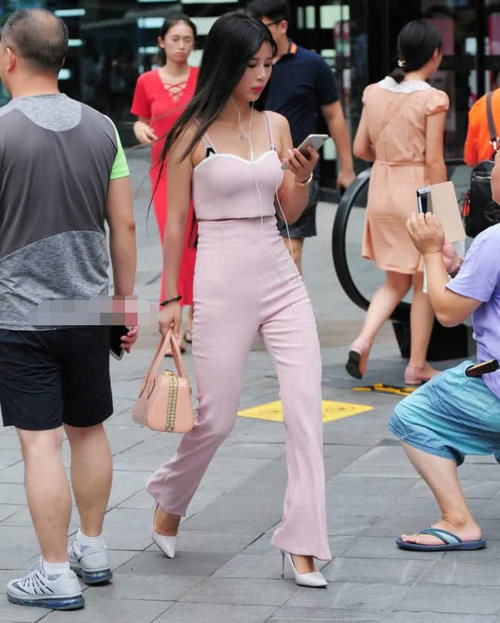 气质玉女粉色紧身连体衣身材妩媚多娇，紧实的双腿弧线最亮眼