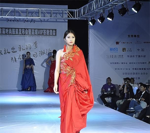  『女性』时尚是一种潮流 T台是展示当代社会时尚的大气场