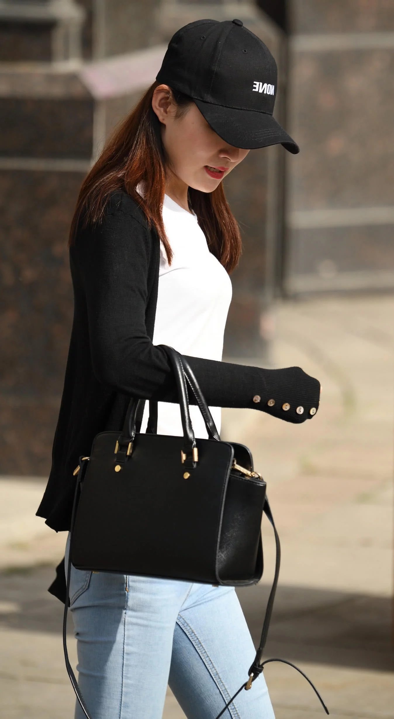 气质小姐姐牛仔裤勾勒完美臀型,一颦一笑都显得很成熟