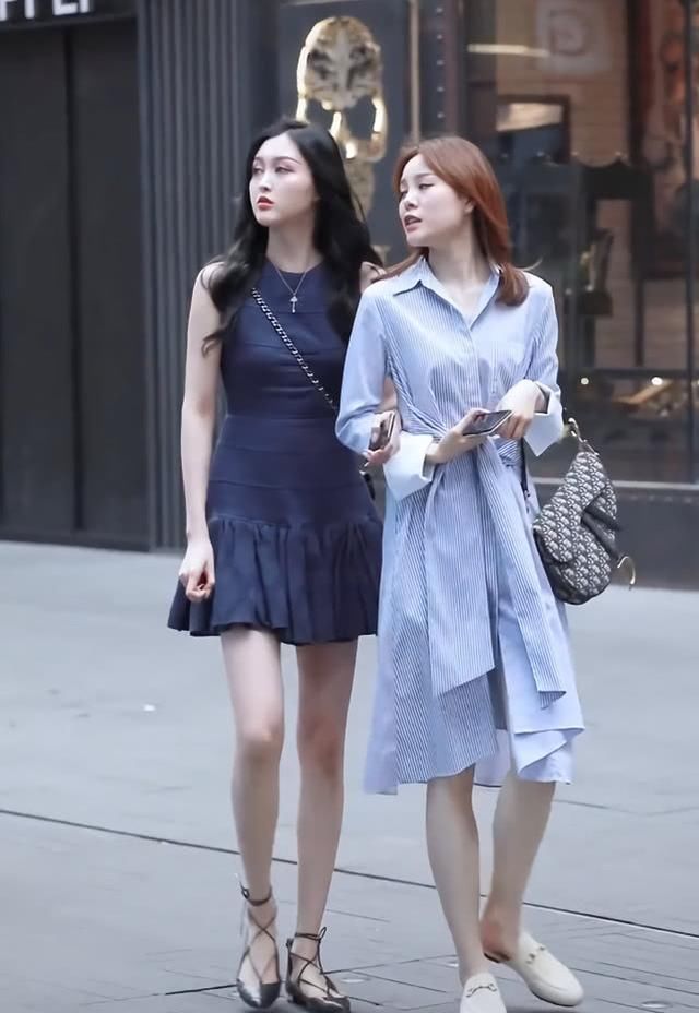  「妹子」街拍从正面看我选右边的妹子，因为瘦，但是看后面她闺蜜稳赢