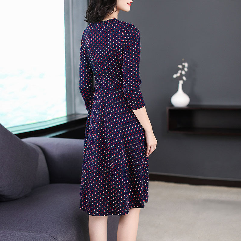 今秋不流行穿牛仔裤了，性感女人都流行这样穿，时尚减龄却不低俗