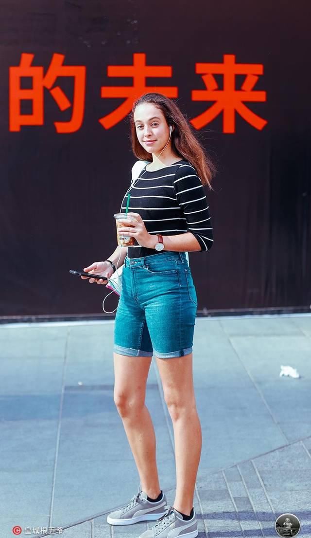  「以让自己」街拍：没有哪个女人不爱美，春天已经来临，我们的穿搭也在变换