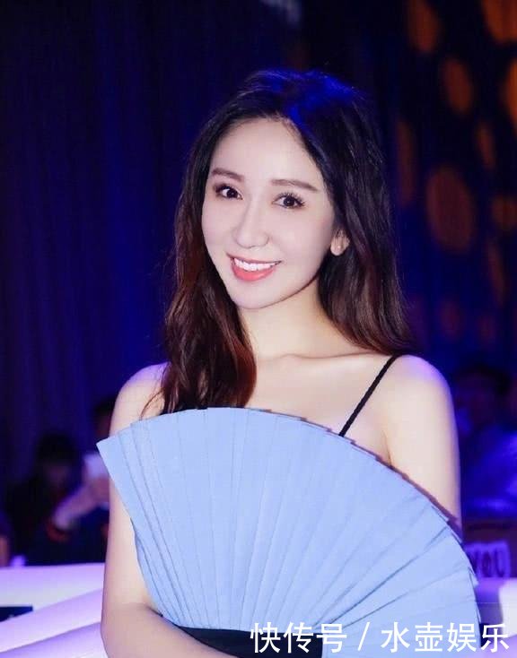 娄艺潇出席活动,穿了一条金色亮片“假裤子”,个性穿搭就服你!