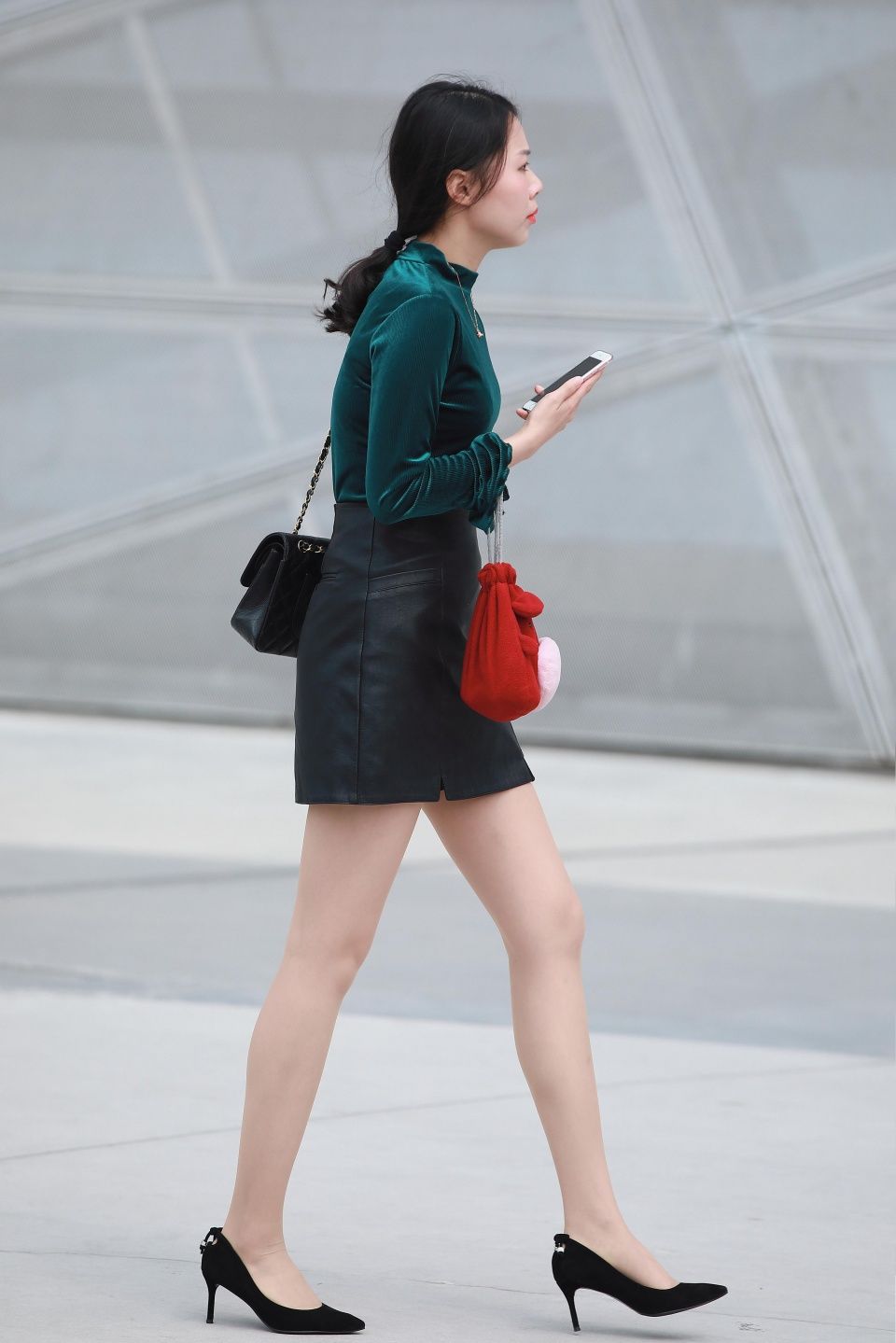 街拍联盟:都市丽人肉丝小姐姐,皮裙和高跟更配哦