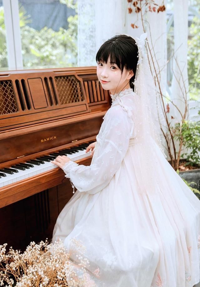 女孩子结婚时，穿上一件这样唯美的“汉服婚纱”，简直太浪漫了