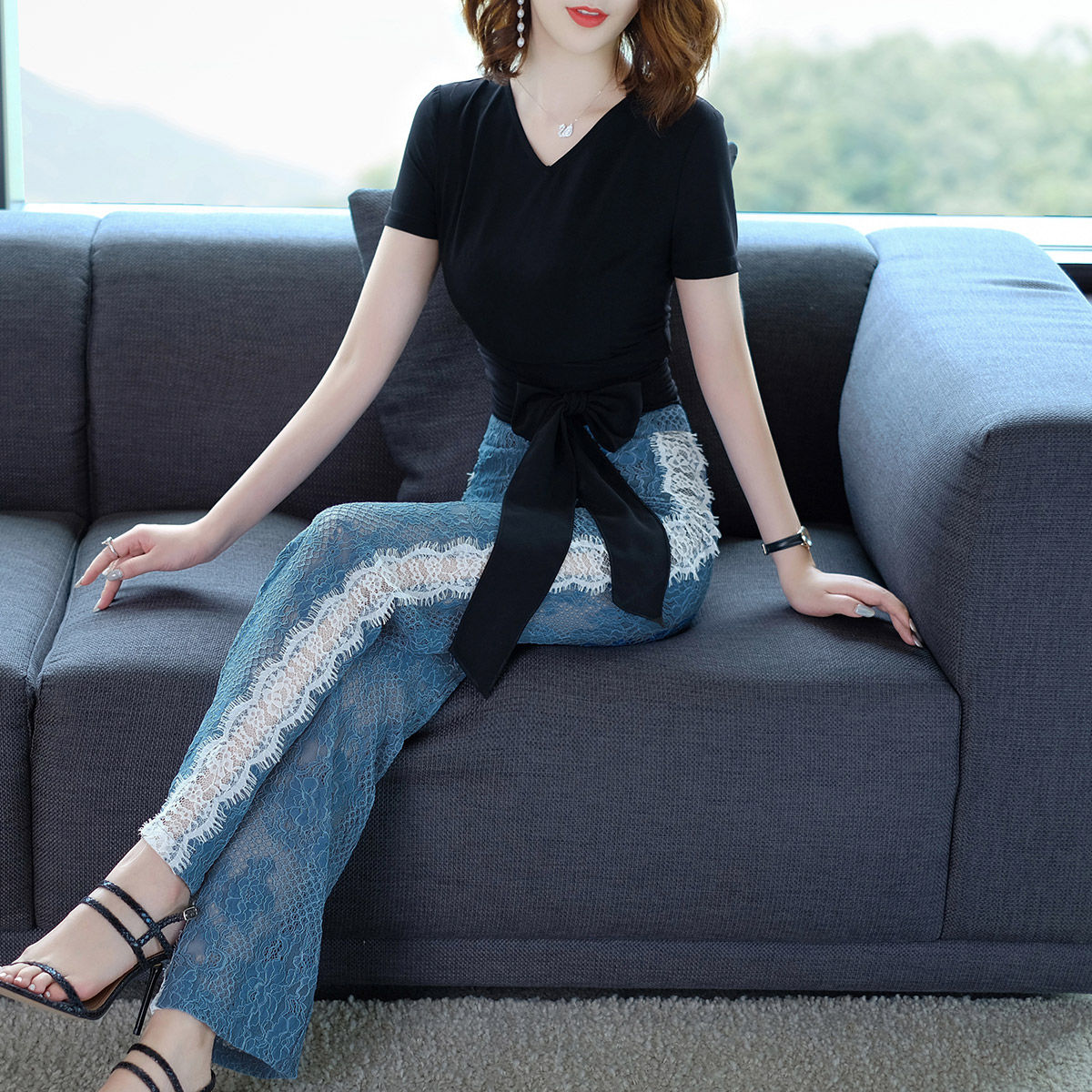 50岁老妈越来越会大胆，穿上新买的套装，简直比老婆还有女人味