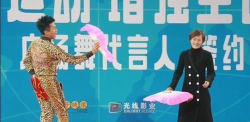 邓超:邓超彻底放飞自我一身豹纹掀起衣服玩二人转,孙俪笑得脸都红了