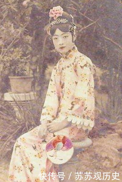 溥仪@爱照相的婉容, 留下这些生活照, 爱骑自行车会抽烟, 是普通女子!