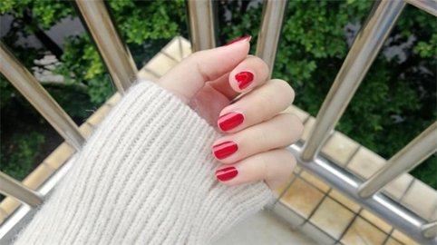  「指甲油」指甲油类似“油漆”，3%的人会过敏，爱美女性必须知道！