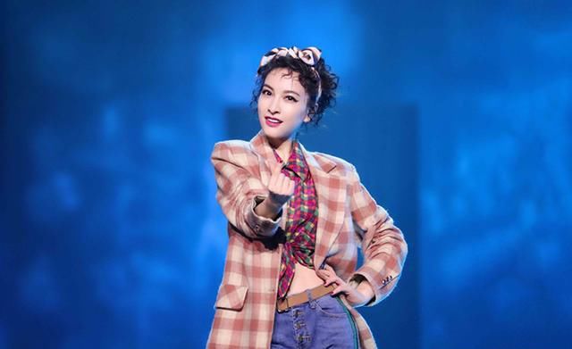 吴昕太大胆，紧身短裙凸显羞人三角区，网友：变美就是不一样