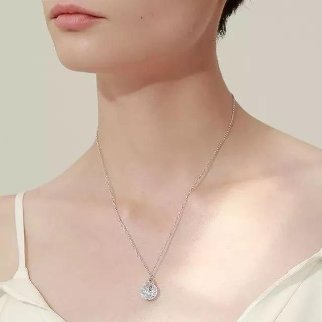 晶莹剔透的水晶球戴身上,真是又美又仙