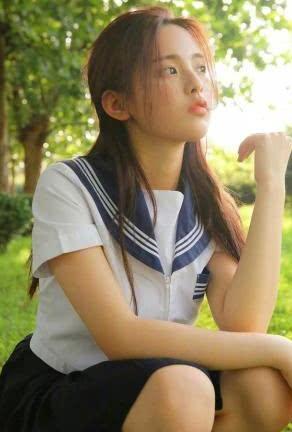 看了杨超越的校服照，终于知道为什么有人说她像16岁的刘亦菲了