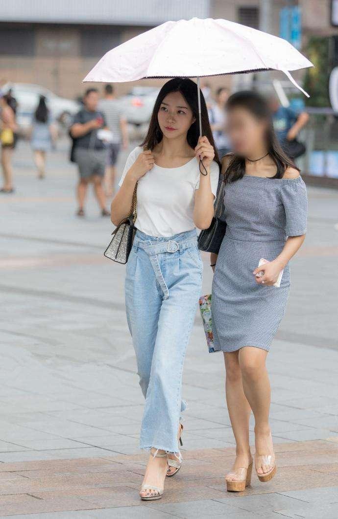 街拍:美女玲珑有致的好身材,搭配高开叉长裙,秀出白皙的美腿!