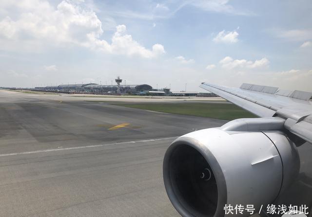 泰国航空波音777公务舱之旅，过道宽得离谱，十几年飞机保养不错