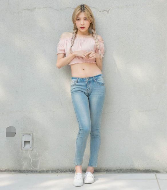 紧身牛仔裤打造凹凸身姿，尽显女性迷人气息