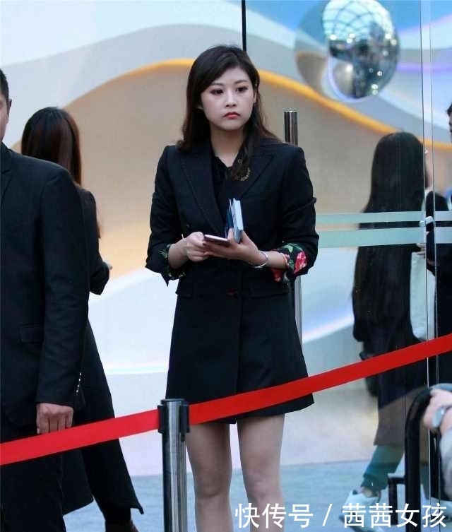 优雅:街拍:黑色的服装很显女性的优雅