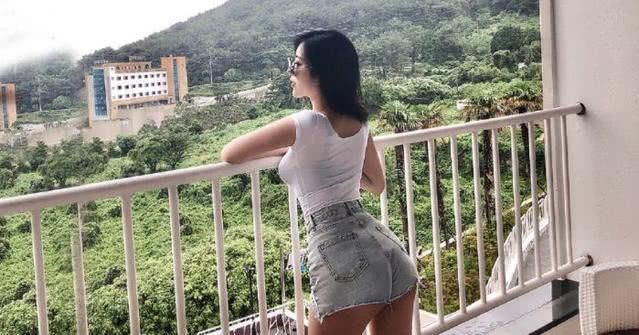 长腿妹子和牛仔短裤，天生注定的一对，穿上想不美都难啊