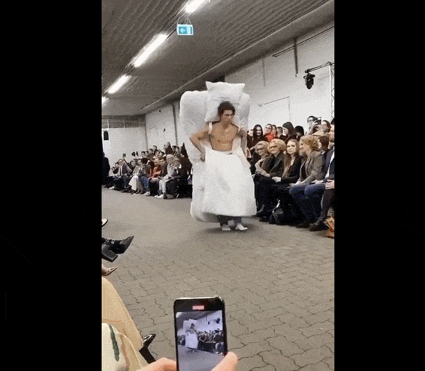  『大赛』时尚界迷之设计大赛！背上绑张床走秀，拎包入住吗？