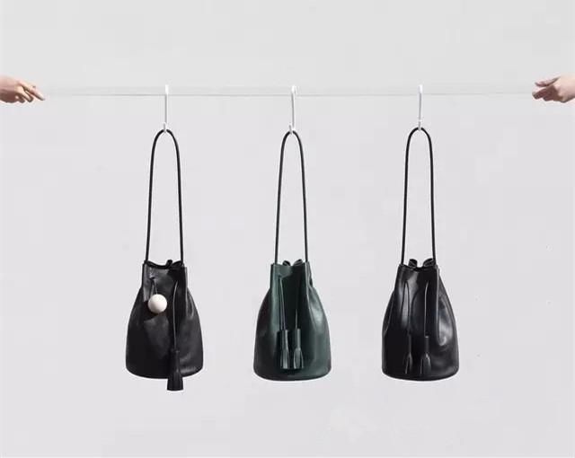 那些靠质感和极简征服时尚圈的水桶包们,辣妈超模都爱得不行!