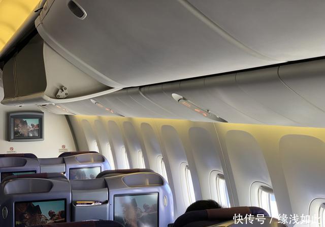 泰国航空波音777公务舱之旅，过道宽得离谱，十几年飞机保养不错