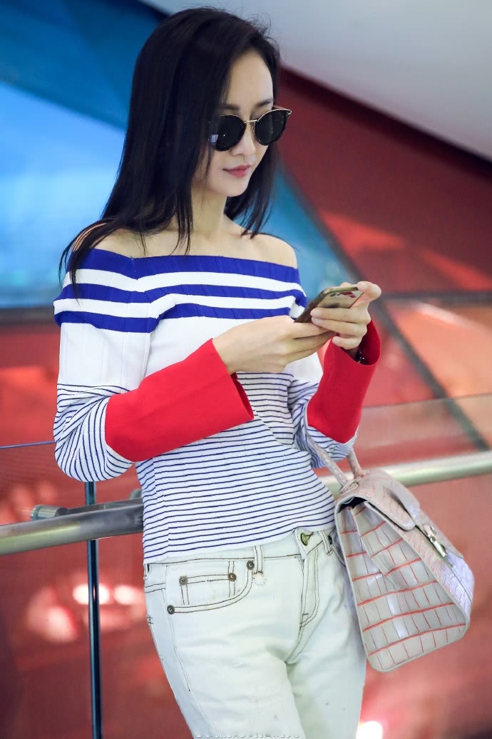 王鸥一条破洞牛仔裤秀曲线,网友:这腿真的撩到我了!