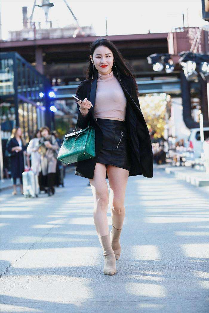 街拍: 气质圆润的女生, 一抹红唇浅笑, 散发着成熟风韵