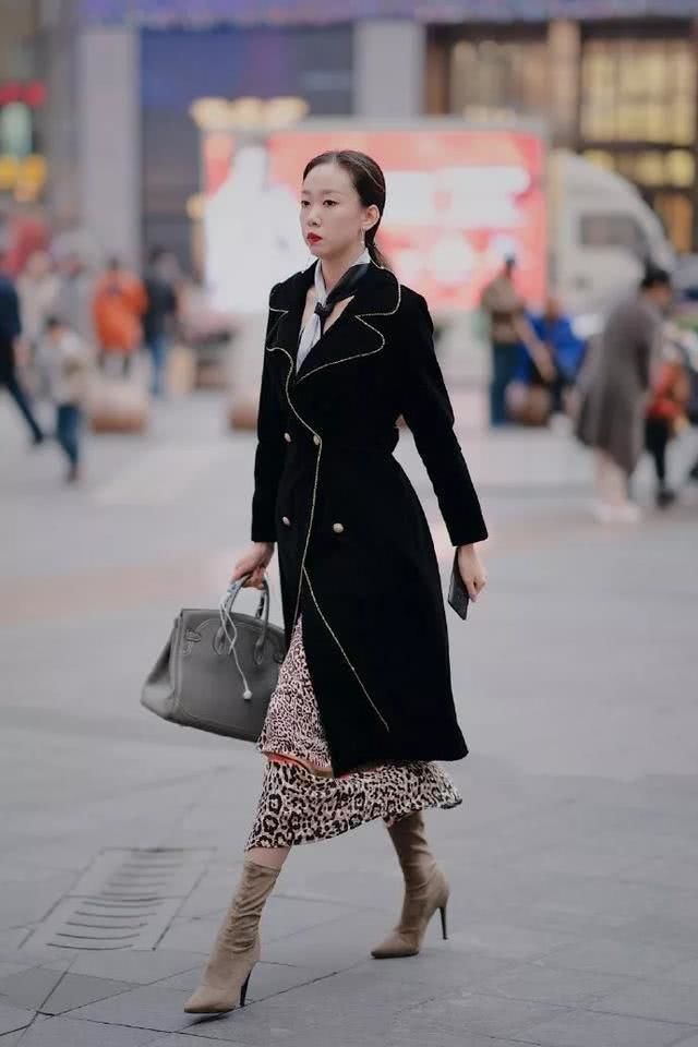  『身穿』街拍：长发美女身穿吊带鱼尾裙装，搭配高跟鞋，走起路来轻盈飘逸