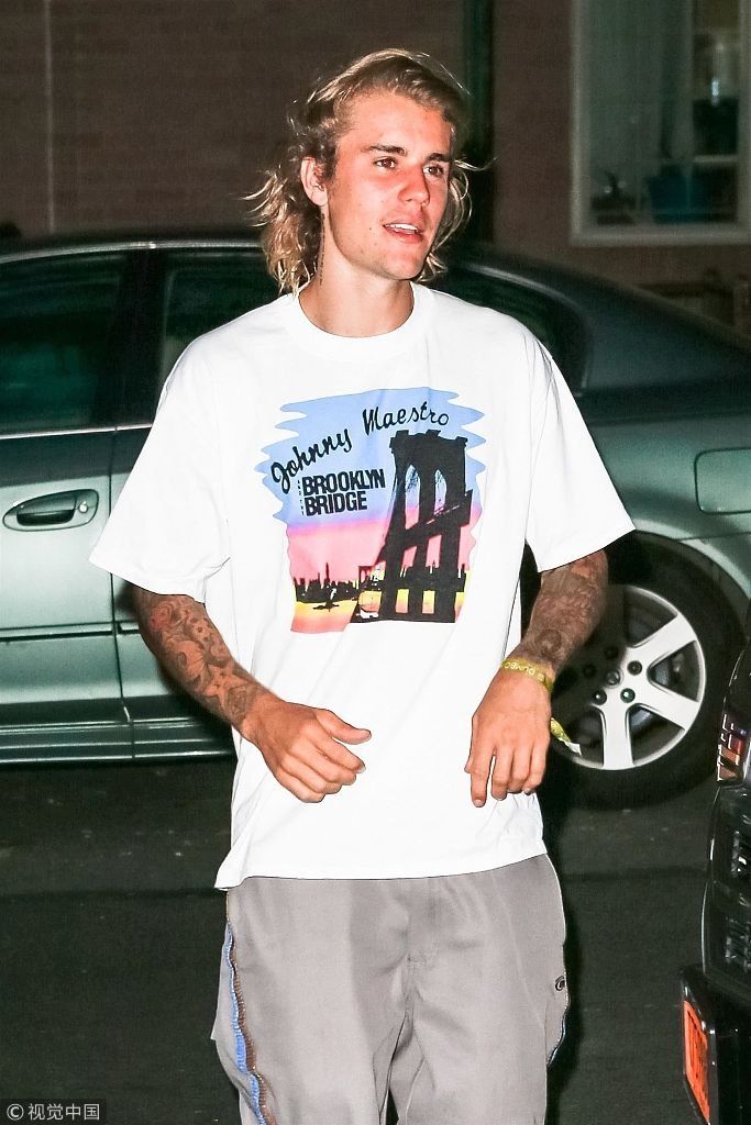 海莉鲍德温秀美腿目光中充满甜蜜 和比伯“夫妻双双把家还”