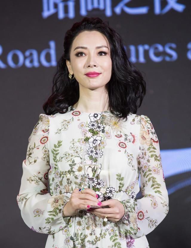  纹路：“陈数”怪不得能常上热搜榜，穿印花连衣裙配纹路卷头发