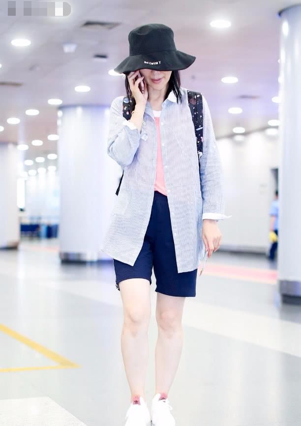 胡可真会玩！身上还背着安吉的书包，还穿着沙溢的“裤子”