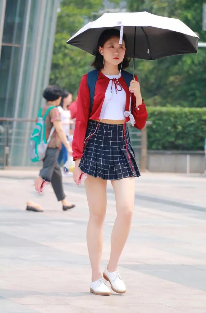 甜美小姐姐修身穿搭尽显丰腴体态，肉肉的美腿给人一种珠圆玉润的