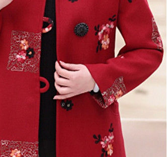 女人过了45岁,就该往死里打扮,瞧妈妈穿的修身外套,令人惊艳