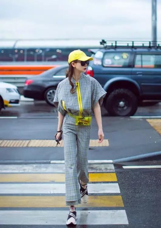 当杨钰莹和戚薇背同款腰包时，才见识到戚哥的时尚经有多高深！