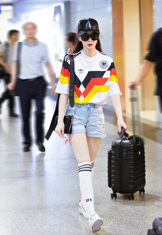 戚薇为了美真是拼了，穿运动长袜勒出了肉，网友：太紧就别穿了，