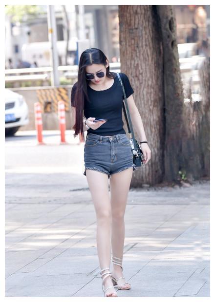 街拍: 美女大胆穿吊带, 好身材若隐若现!