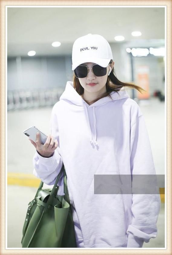 本以为23岁徐璐穿粉色卫衣够嫩了，可看到29岁沈梦辰，我沉默了!