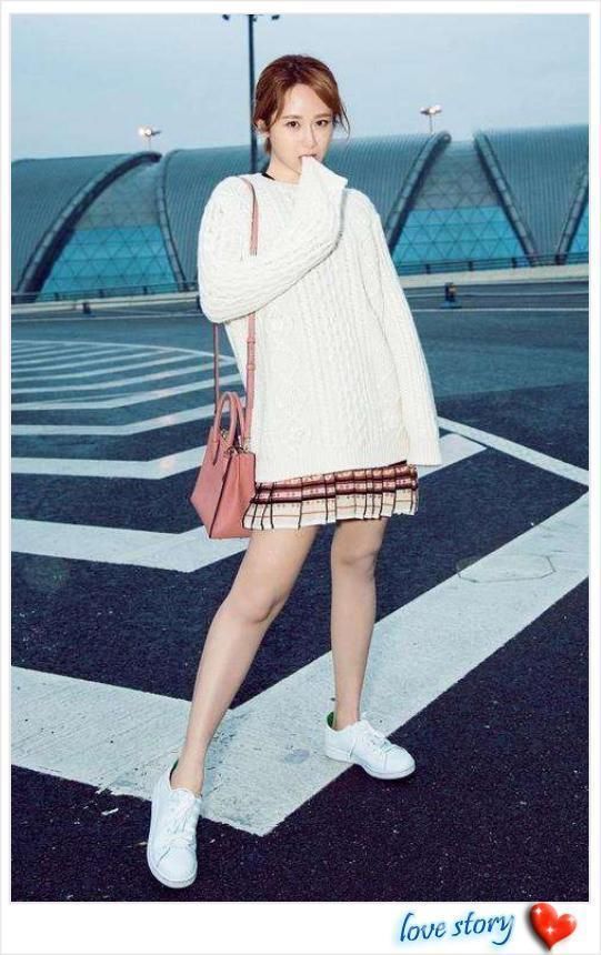 杨紫又胖了?直筒裤硬生生穿成紧身裤，网友:秦俊杰看了怎么想?