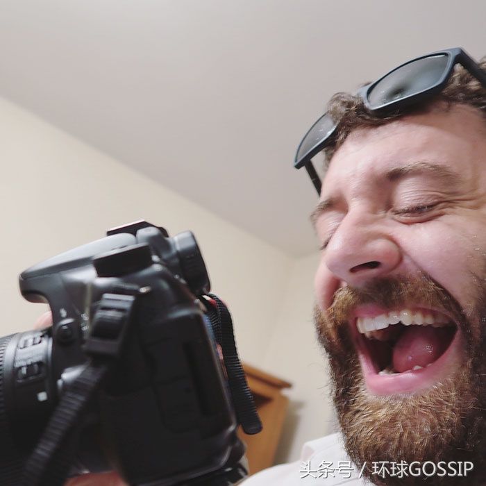 把裤子当鞋子穿，詹妮弗洛佩斯又赢了，国外小哥模仿出事儿了