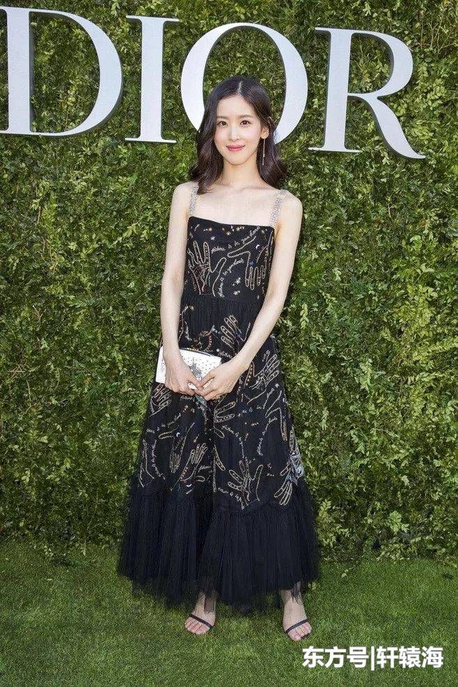 看了杨颖穿连衣裙，再看看章泽天，网友:一个端庄，一个仙气十足