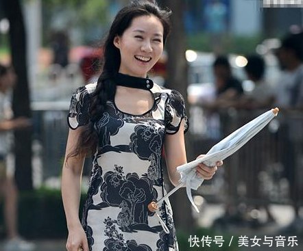 街拍下班回家的路上美女如云，身材紧致，网友女人味十足！